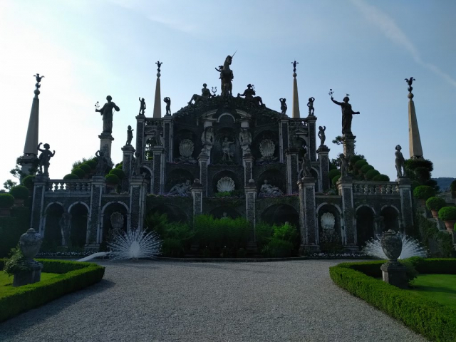 A breathtaking parc with dozens of albinos peacocks