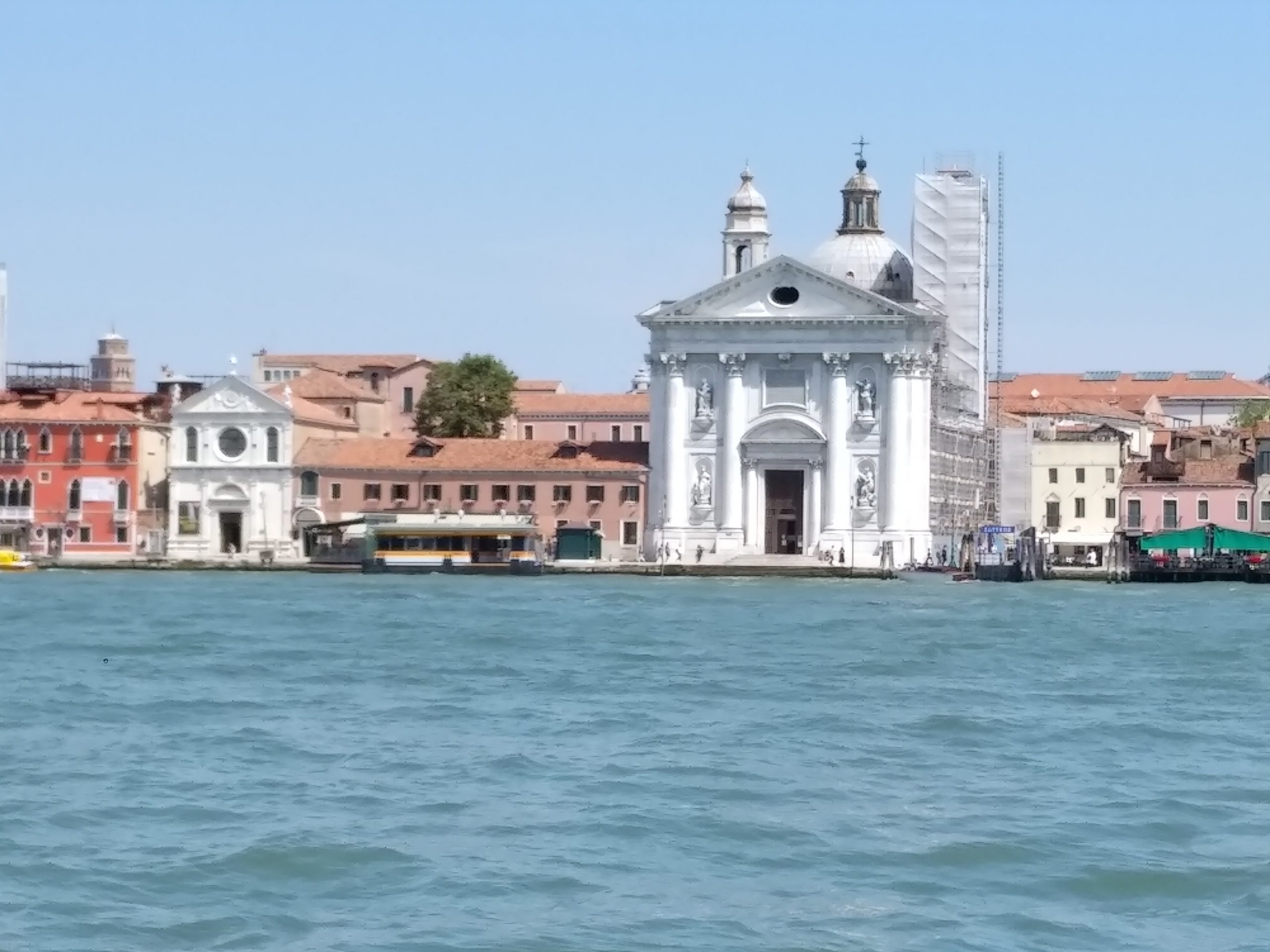 Despite the strike, a minimum vaporetto service was offered to go from island to island in Venice